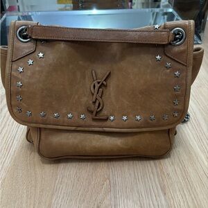 YVES SAINT LAURENT 2019
Brown Vintage Leather Star Studded Medium Niki Bag